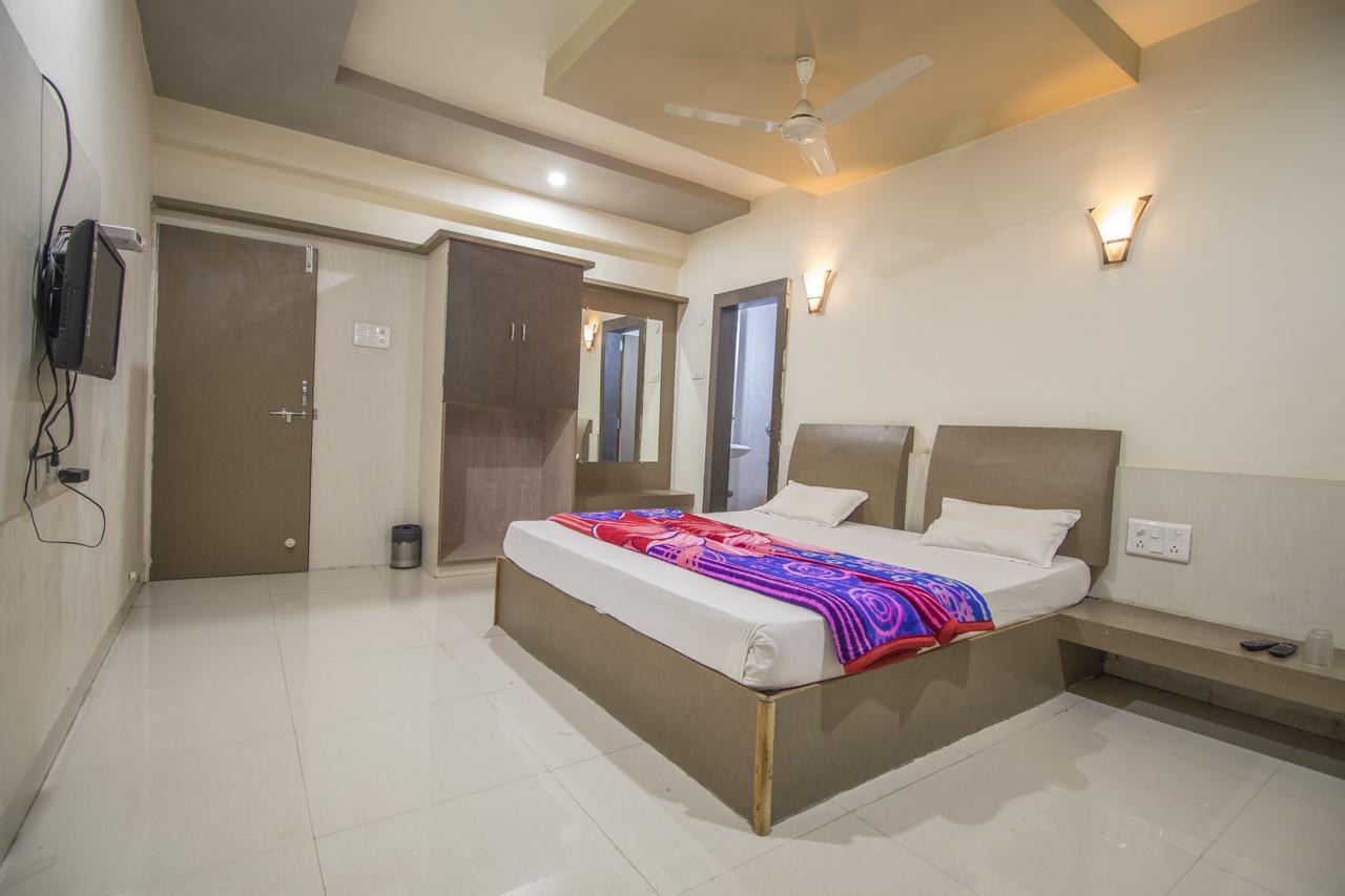 Hotel Yogiraj Palace Shegaon Bagian luar foto