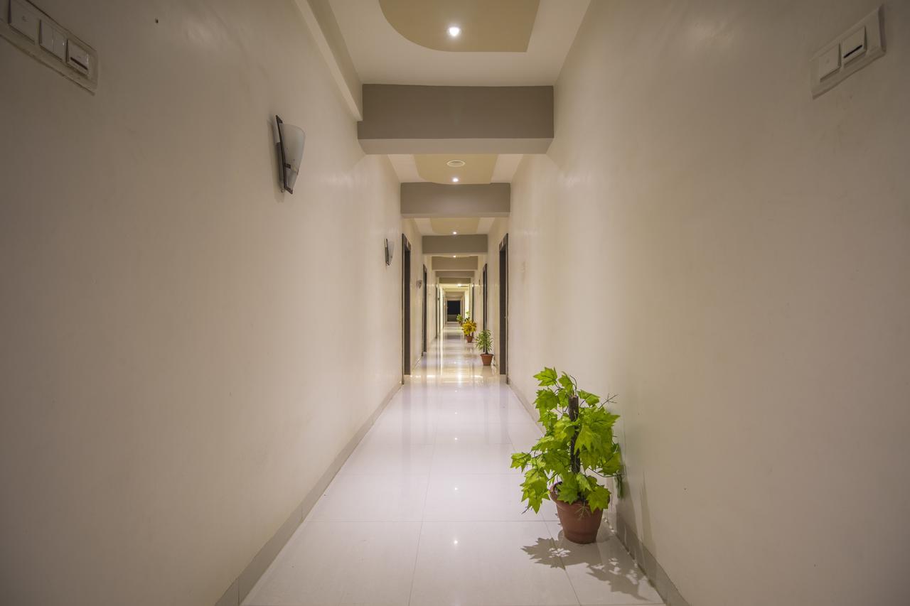 Hotel Yogiraj Palace Shegaon Bagian luar foto