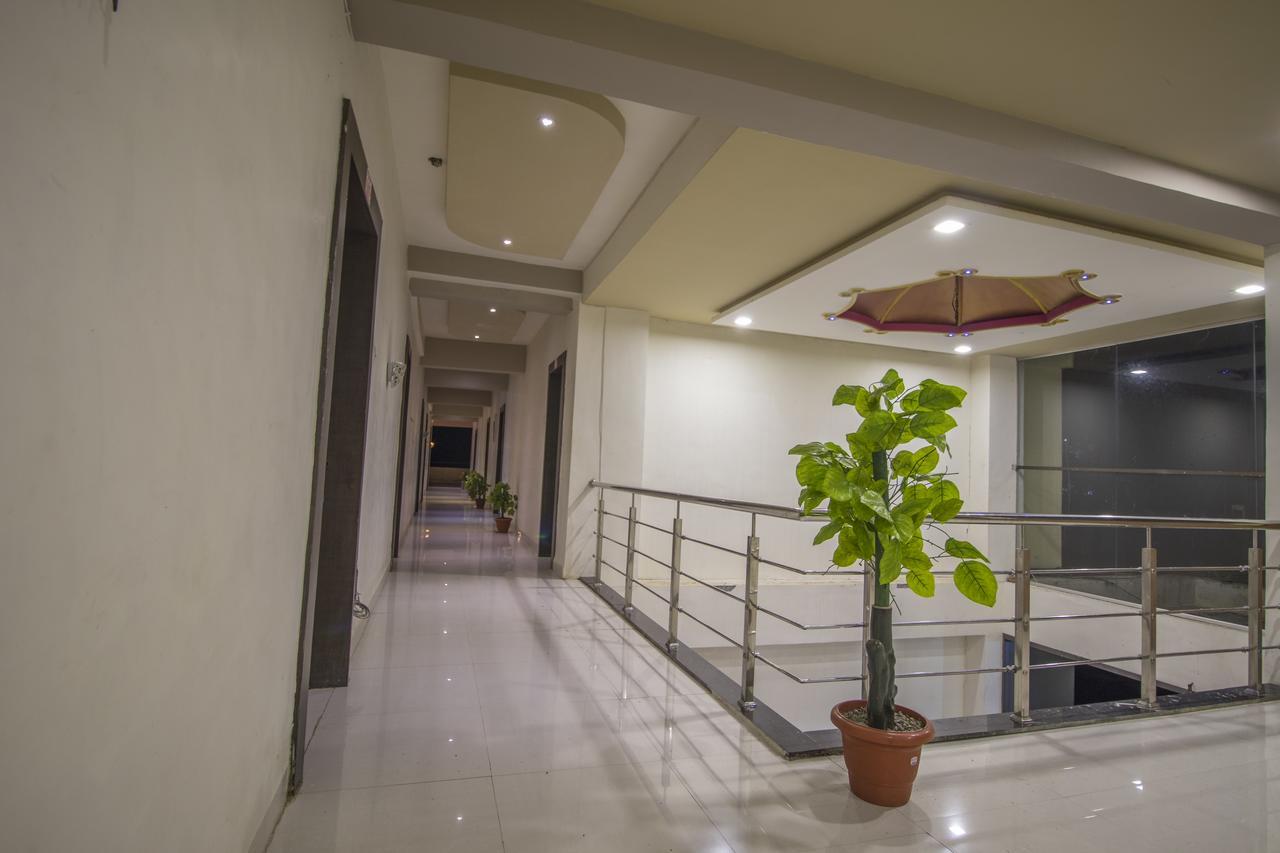 Hotel Yogiraj Palace Shegaon Bagian luar foto