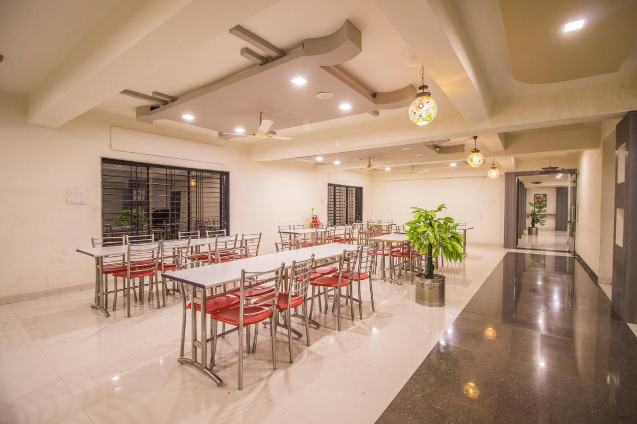 Hotel Yogiraj Palace Shegaon Bagian luar foto