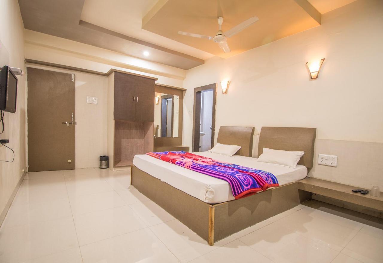 Hotel Yogiraj Palace Shegaon Bagian luar foto