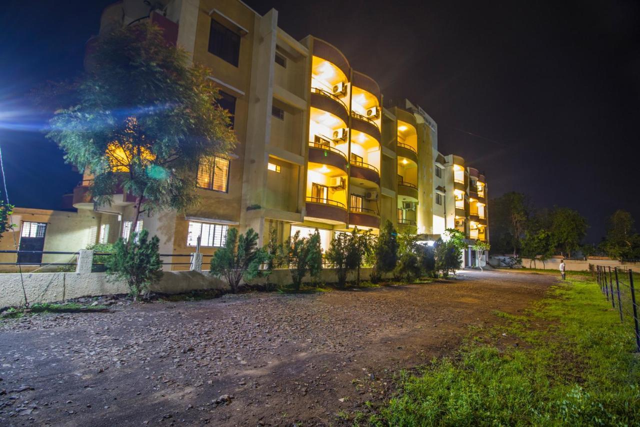 Hotel Yogiraj Palace Shegaon Bagian luar foto