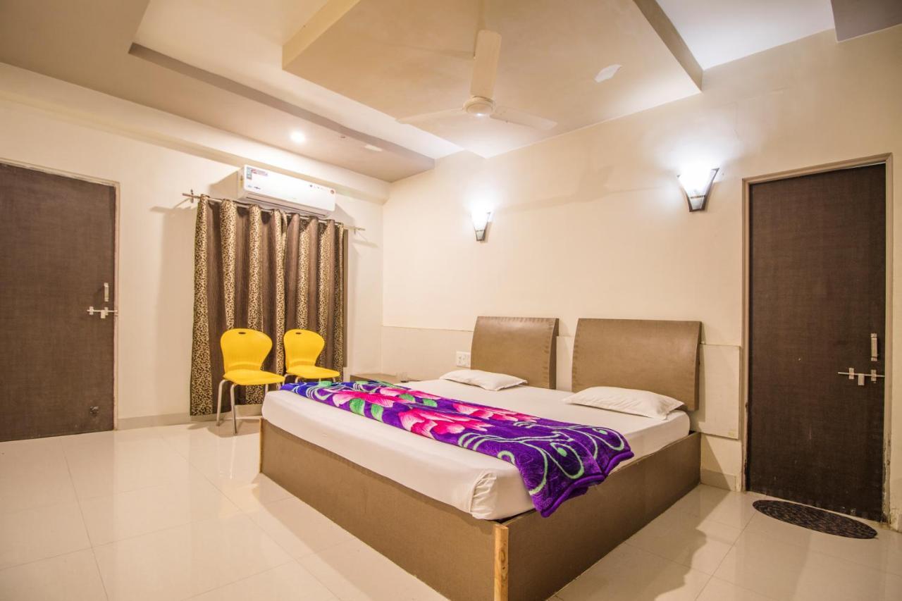 Hotel Yogiraj Palace Shegaon Bagian luar foto