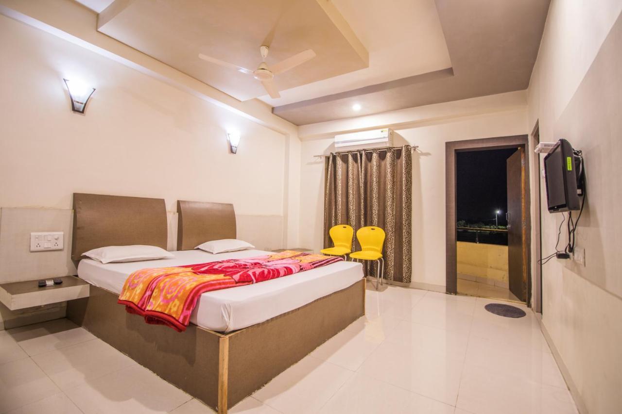 Hotel Yogiraj Palace Shegaon Bagian luar foto